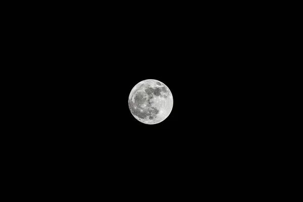 Pełnia księżyca z czystym niebem — Zdjęcie stockowe