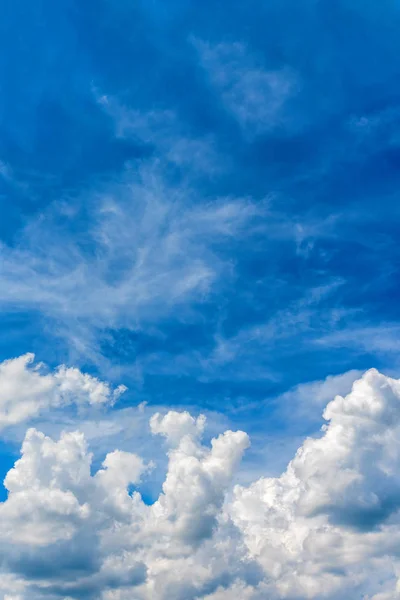 Cielo blu e nube bianca . — Foto Stock