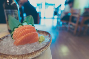 Somon sashimi janpan tarzı çanak dilimlenmiş.