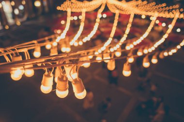 gece pazarı festivali üzerinde ampul.
