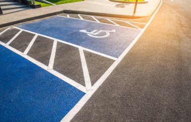 engelli işareti ayrılmış otopark.