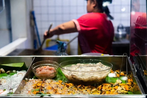 Materias primas de mejillón frito con huevo —  Fotos de Stock