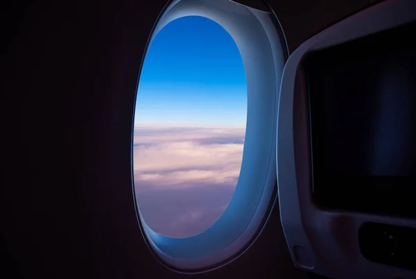 Θέα από το παράθυρο του αεροπλάνου για να δείτε τον ουρανό. — Φωτογραφία Αρχείου