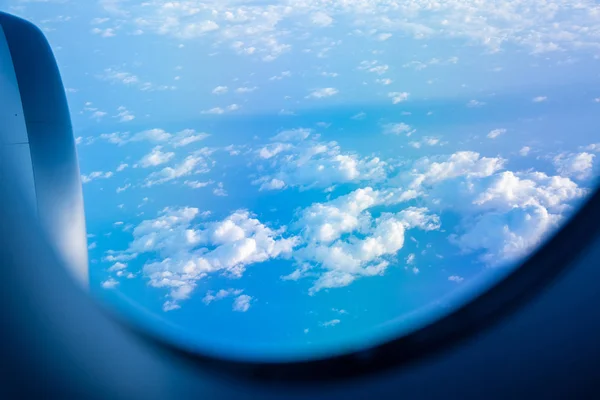 Вид з вікна літака, щоб побачити небо . — стокове фото