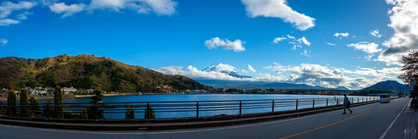 富士山和川口湖 藤川口 的全景图像与蓝天在晚上时间 — 图库照片