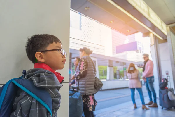 バス停で待っている少年. — ストック写真