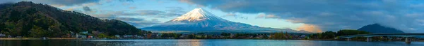 Panorama image of Mount Fuji and Lake. — Stock Photo, Image