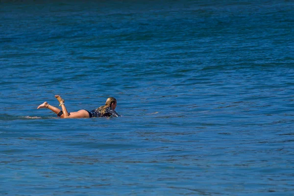 Surfista menina no oceano Atlântico para design de estilo de vida . — Fotografia de Stock