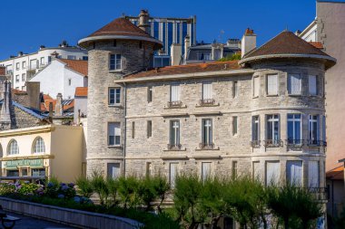  Biarritz 'deki eski Fransız mimarisi, şehir merkezindeki gökdelen. Tatil, tatil. Manzaralı seyahat geçmişi. Sahneyi göster.