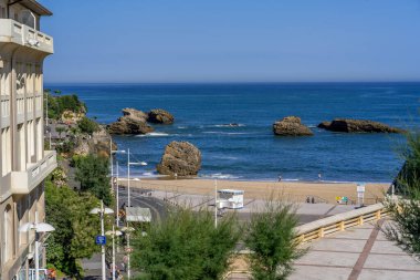  Biarritz, Landes, Fransa 05.28.2020. Eski mimari, şehir merkezindeki gökdelen. Sahneyi göster.