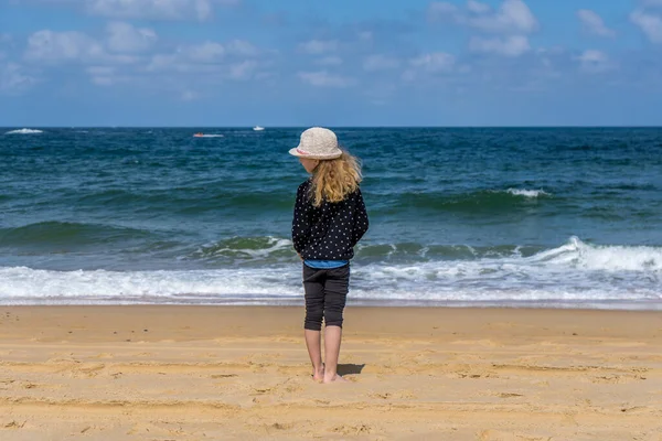 Chica que permanece cerca de las olas del océano en un estilo hermoso con un calor. Fondo de verano. Cielo azul. Naturaleza paradisíaca. Sol de arena marina . — Foto de Stock