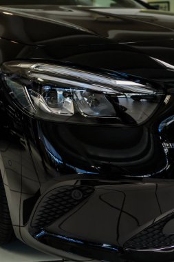 Bayonne, Fransa, 20 Aralık 2019. Mercedes Benz sınıfı B 'nin ön görüntüsü. Arabanın dış detayları. Lüks güzellik konsepti. Mercedes baş lambası.