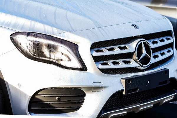 Bayonne, France, 20 décembre 2019. Vue de face d'une Mercedes Benz. Détails extérieurs de voiture. Concept beauté de luxe. Lampe frontale Mercedes . — Photo