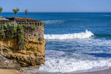Biarritz yaz geçmişi. Eski mimari. Açık hava manzarası. Deniz kumu güneşi. Mavi kumsal taşından okyanusun güzel suluboya resmi. 