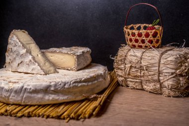 Ahududu sepetli Camambert peyniri. Rustic siyah arka planda. Sağlıklı taze besin. Sağlıklı gıda geçmişi. 