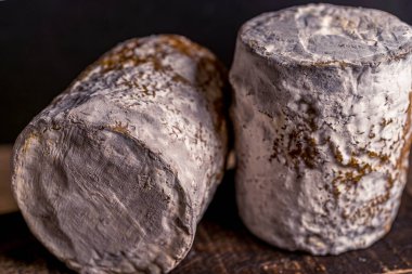 Charolais chevre Fransız keçi peyniri. Peynir tüccarı. Sağlıklı taze besin. Sağlıklı gıda geçmişi.