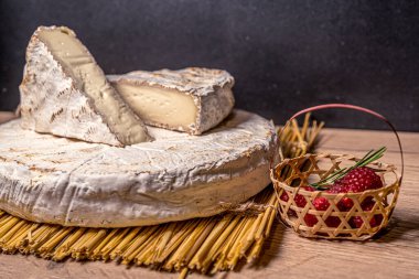 Ahududu sepetli Camambert peyniri. Rustic siyah arka planda. Sağlıklı taze besin. Sağlıklı gıda geçmişi. 