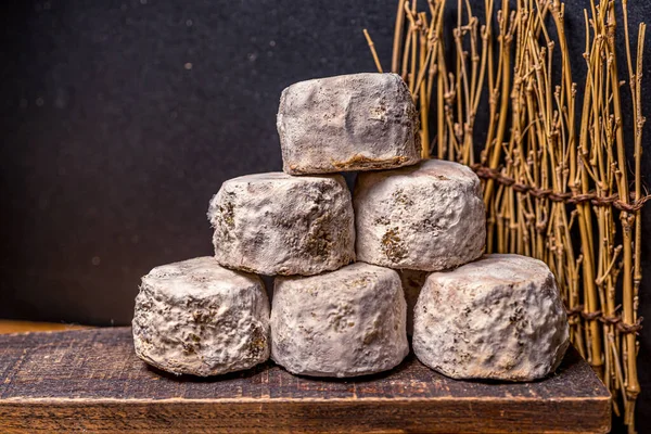 Queso francés Crottin de Chavignol en el fondo oscuro — Foto de Stock