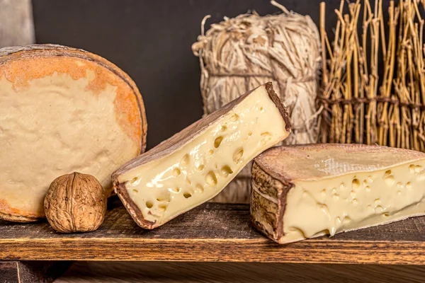 Formaggio francese Saint Nectaire collezione rustica deliziosa. Fondo nero . — Foto Stock