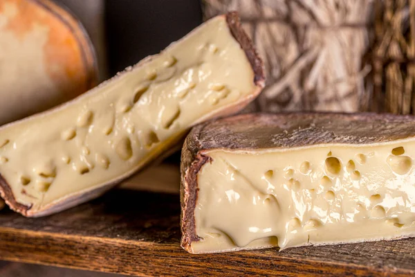 Formaggio Francese Saint Nectaire Collezione Rustica Deliziosa Fondo Nero — Foto Stock