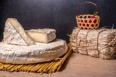 Ahududu sepetli Camambert peyniri. Rustic siyah arka planda. Sağlıklı taze besin. Sağlıklı gıda geçmişi. 