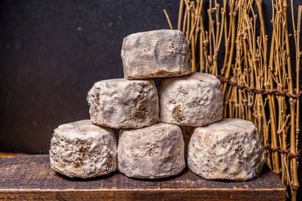Fransız Crottin de Chavignol peyniri koyu arkaplanda. — Stok fotoğraf