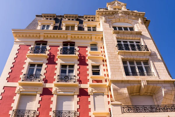 Architettura classica francese a Biarritz, grattacielo della città, centro città. Vacanza, vacanza. Scenic sfondo di viaggio . — Foto Stock