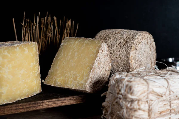 软白色背景的奶酪法国。顶部视图. — 图库照片