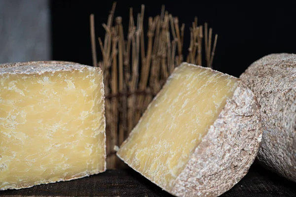 Formaggio francese su sfondo bianco morbido. Vista dall'alto . — Foto Stock