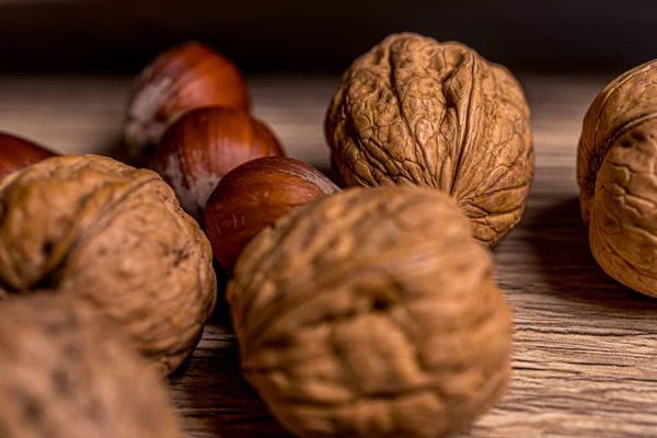 Foco suave. Avellanas y nueces. Comida vegetariana saludable. Fondo natural.Primer plano realista macro . —  Fotos de Stock