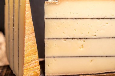 Tahta arka planda yer mantarlı peynir. Makro yakın plan. Lezzetli pahalı peynir..