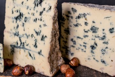 Peynirli rokfor. Yumuşak siyah arka planda Rustik yakın plan. Sağlıklı gıda geçmişi.