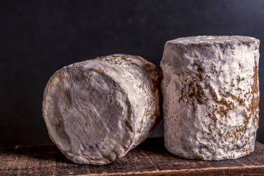 Charolais chevre Fransız keçi peyniri. Peynir tüccarı. Sağlıklı taze besin. Sağlıklı gıda geçmişi.