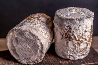 Charolais chevre Fransız keçi peyniri. Peynir tüccarı. Sağlıklı taze besin. Sağlıklı gıda geçmişi.