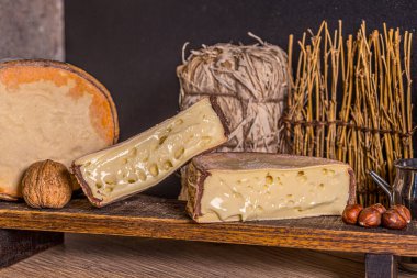 Fransız peyniri Saint Nectaire kırsal koleksiyonu çok lezzetli. Siyah arkaplan.