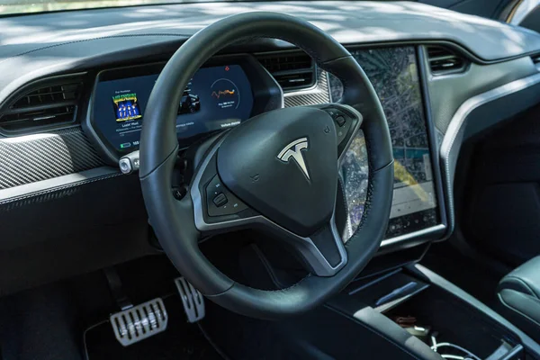 Hossegor, Fransa, 22.06.2020. Tesla gösterge paneli. Arabanın iç detayları. Lüks güzellik konsepti. - Evet. Yüksek kalite fotoğraf