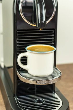 Bayonne, Fransa. 23.06.2020. Nespresso Kahve Makinesi 'nden kahve Espresso hazırlıyorum. Yakın plan, teknoloji geçmişi. 