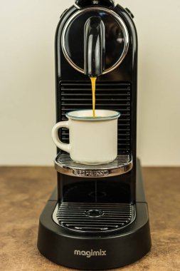 Bayonne, Fransa. 23.06.2020. Nespresso Kahve Makinesi 'nden kahve Espresso hazırlıyorum. Yakın plan, teknoloji geçmişi. 