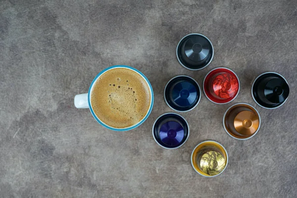 Kopje Koffie Een Donkere Achtergrond Met Koffie Capsules Lekker Eten — Stockfoto