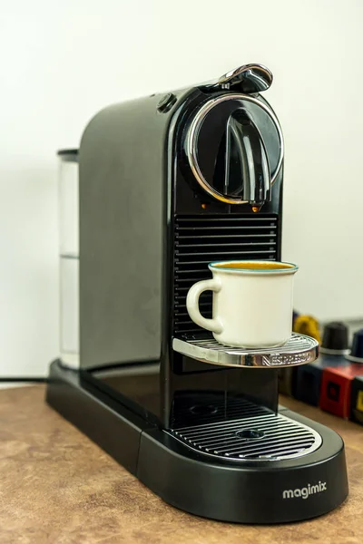 Bayonne, Francia. 23.06.2020. Caffè espresso preparazione da macchina da caffè Nespresso. Primo piano, contesto tecnologico. — Foto Stock