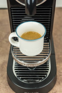 Bayonne, Fransa. 23.06.2020. Nespresso Kahve Makinesi 'nden kahve Espresso hazırlıyorum. Yakın plan, teknoloji geçmişi.