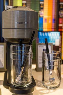 Biarritz, Fransa. 17.06.2020. Biarritz 'deki butik Nespresso, büyük boy kahve, yeni bir kahve makinesi..