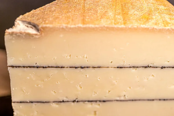 Queso con trufas en el fondo de madera. Primer plano de macro. Delicioso queso caro . —  Fotos de Stock