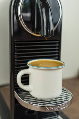 Bayonne, Fransa. 23.06.2020. Nespresso Kahve Makinesi 'nden kahve Espresso hazırlıyorum. Yakın plan, teknoloji geçmişi.
