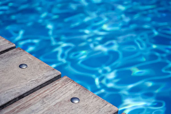 Piscina aberta bord, água e textura de madeira natural . — Fotografia de Stock