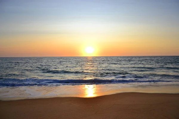 Escénica hermosa puesta de sol en el océano Atlántico — Foto de Stock