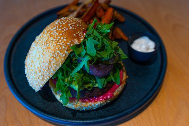 Kremalı vejetaryen sağlıklı hamburger ve patates kızartması. Vejetaryen salatası. Sağlıklı bir yaşam tarzı. Organik sağlıklı yiyecekler. 