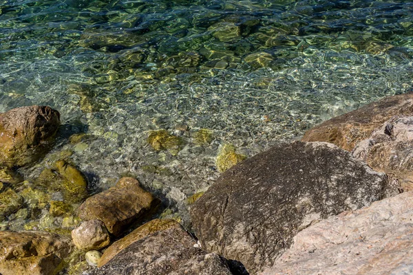 Камені Воді Абстрактний Зелений Крупним Планом Прозорому Фоні Пляжний Відпочинок — стокове фото