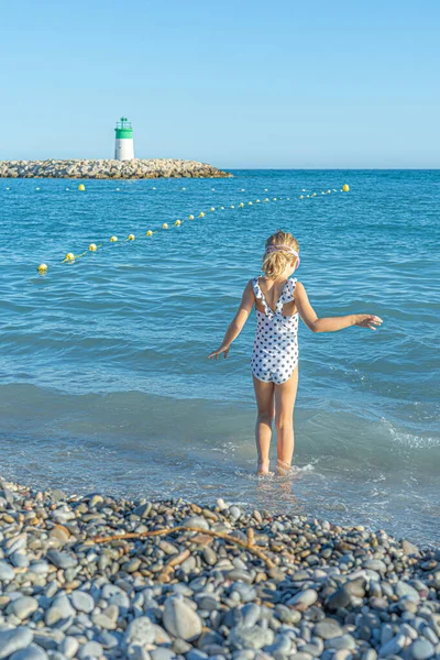 Petite Fille Plonge Avec Masque Dans Mer Méditerranée Photo Haute — Photo