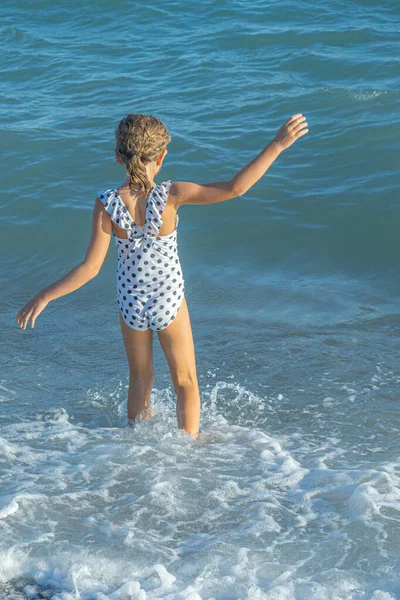 Menina Vai Nadar Mar Mediterrâneo Foto Alta Qualidade — Fotografia de Stock